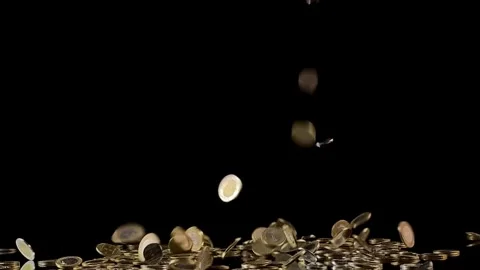 Saudi coins falling in slow motion against a black background, Vídeo Stock 334113704