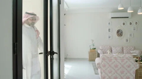 Saudi man front Mirror Stock Footage 121903784