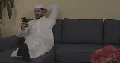 Saudi man Look to mobail Stock Footage 121903112