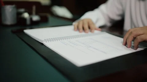 Saudi man reading contract Vídeo Stock 112949740