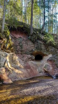 Saulstari Cliff and Cave by the River Runtins in Kubesele Nature Trail in the Stockfoto's