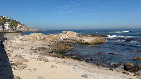 Saunders Rock beach in Sea Point, Cape Town, South Africa. 库存影片 333460853