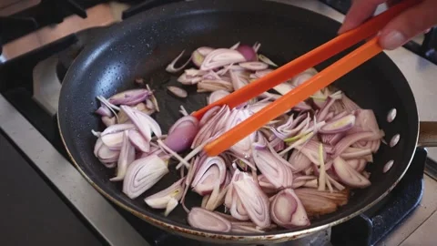 Sautéd shallots 스톡 동영상 201388032