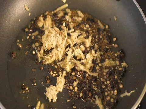 Sauteing Indian Spices 動画素材 77015785