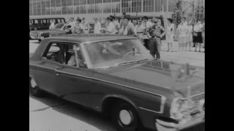 SAVANNAH - 1965: 1st Cav Deployment - A sedan draws a crowd 库存影片 344002654