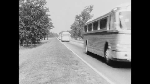 SAVANNAH - 1965: 1st Cav Deployment - Buses roll the highway 库存影片 344002693