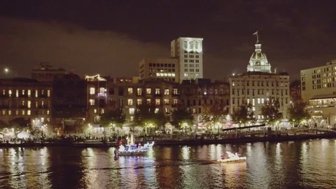 Savannah Boat Parade Passing City Hall Vídeo Stock 98954053