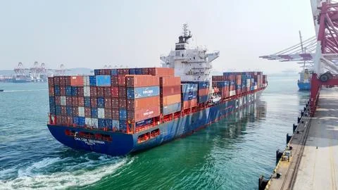 SAVANNAH Ship Loading Goods at Qingdao Port Stock Photos