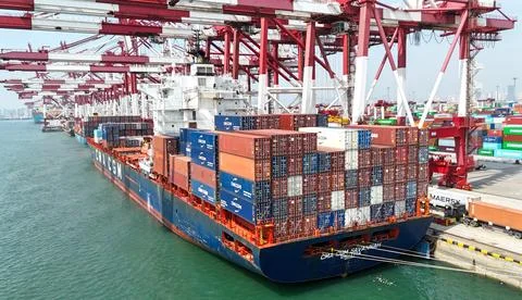 SAVANNAH Ship Loading Goods at Qingdao Port Stock Photos