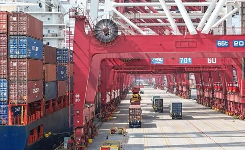SAVANNAH Ship Loading Goods at Qingdao Port Stock Photos