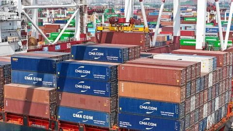 SAVANNAH Ship Loading Goods at Qingdao Port Stock Photos