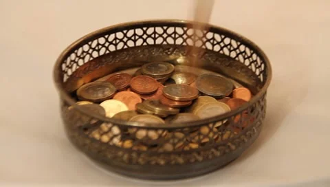 Saving coins in a dish Vídeos de archivo 8524160
