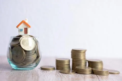 Saving money concept, coin stack growing business, save money for investment. Foto stock