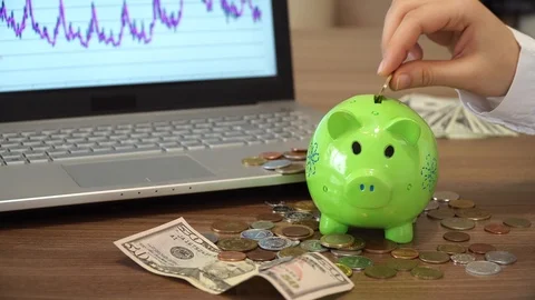 Saving Money for the Future and Using Computers for Analysis 動画素材 87083720