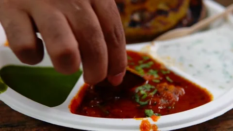 Savoring Every Bite as Paratha Dances in Flavorful Curry Bliss in Delhi Vídeos de archivo 256297676