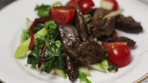 Savory Beef Salad with vibrant Cherry Tomatoes and fresh Greens, great for any Vidéo 301632812