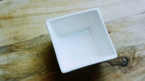 Savory cooking study of tilting the mold to spread hot caramel Foto stock