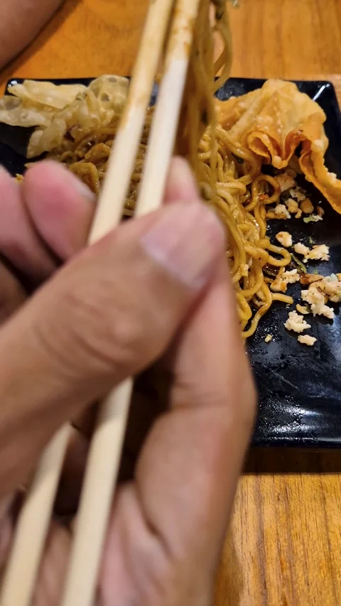 A savory noodle dish with crispy chips 動画素材 333957897