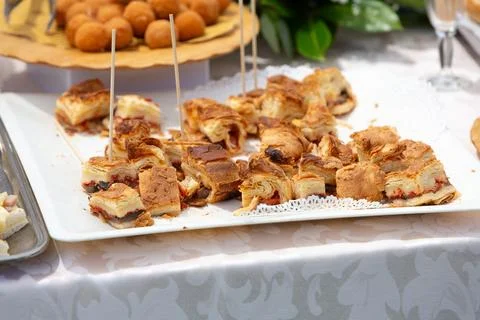 Savory puff pastry appetisers serving at catering event Foto stock