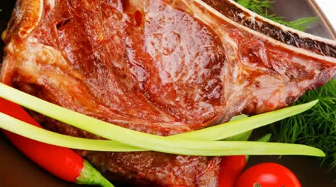 Savory : roasted beef spare rib on dark dish with pepper and tom 库存影片 23414993