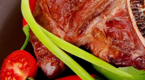 Savory : roasted beef spare rib on dark dish with pepper and tom 库存影片 26100486