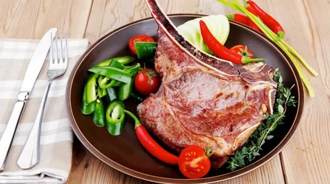 Savory : roasted beef spare rib on dark dish with pepper and tom Vídeos de archivo 50491670