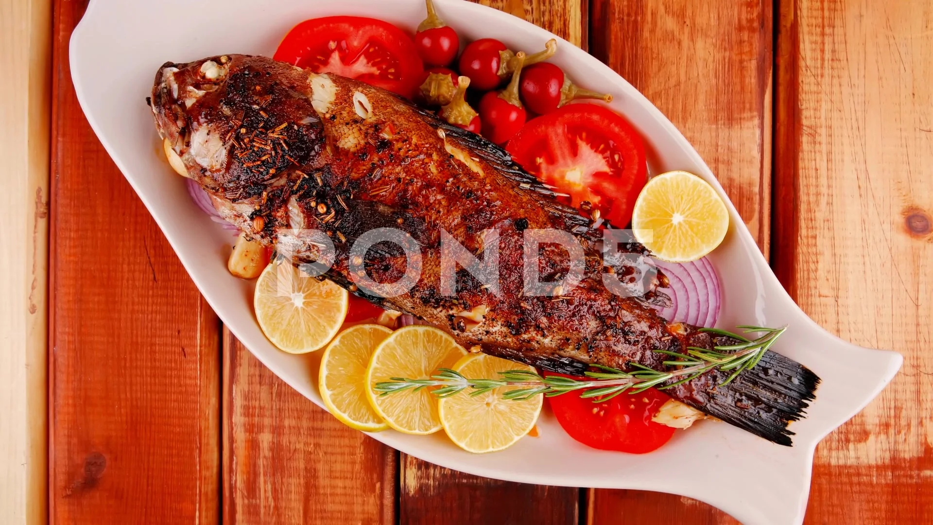 savory: whole fryed sunfish over wood, Stock Video