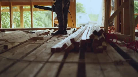 Saw off the board with a chainsaw, saw Видео 343095743