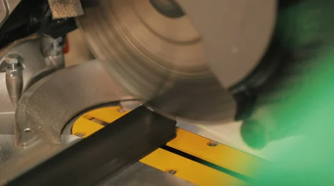 Saw cuts metal at workshop 動画素材 62779752