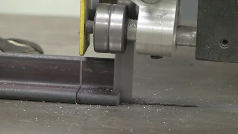 Saw Cutting Through Metal Stockbeeldmateriaal 80937147