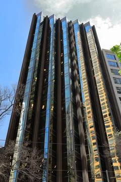 Saw toothed curtain wall, gold tinted office tower, Collins Street-Melbourne-AUS Stock Photos