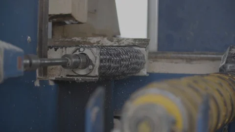 Sawing log with rolling tracks 動画素材 92082918