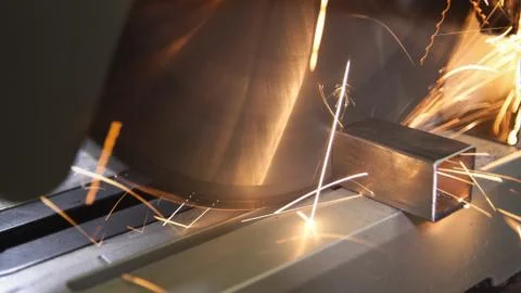 Sawing metal by machine in workshop. Foto stock