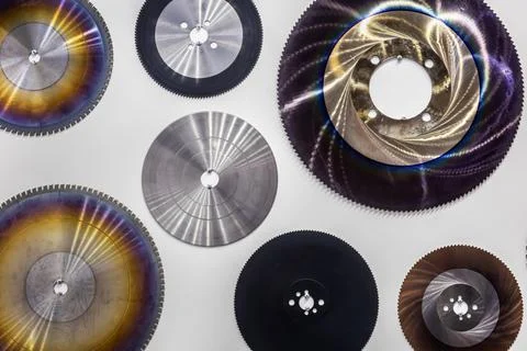 Sawmill cutting discs hang as a pattern on the wall Foto stock