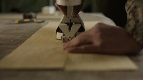 A sawmill worker cuts and sews wooden veneer, close-up, interline, industry Vídeo Stock 103830462