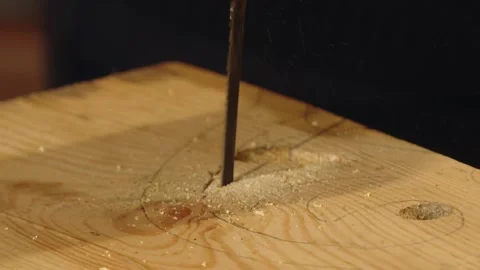 Saws a hole in the board with a hand saw. Video stock 100641495