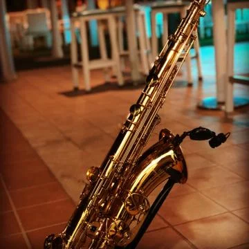 Saxophone On Stand Bar Stock-Fotos
