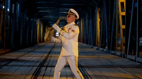 Saxophonist plays on the bridge Vidéo 96537554