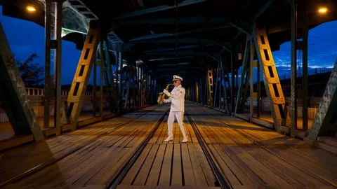 Saxophonist plays on the bridge Vidéo 96537646