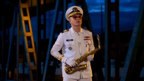 Saxophonist plays on the bridge Vidéo 96537655