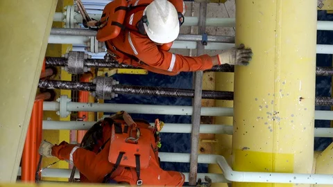 Scaffolding erection. Working at height and overboard. Video stock 129522313