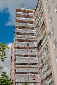 Scaffolding on a multistory building. Warming of the outer wall panel. A work Foto stock