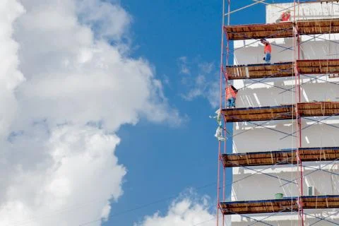 Scaffolding on a multistory building. Warming of the outer wall panel. A work Foto stock