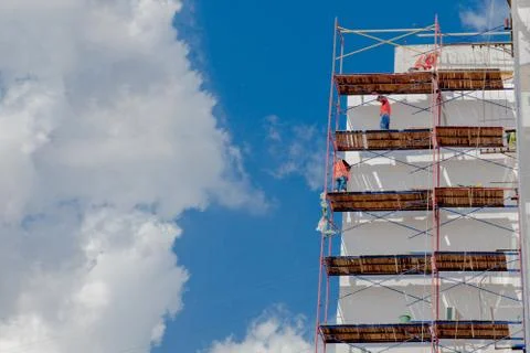 Scaffolding on a multistory building. Warming of the outer wall panel. A work Foto stock
