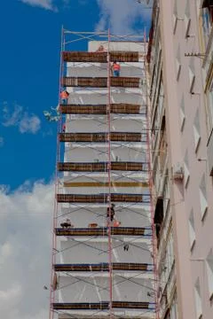 Scaffolding on a multistory building. Warming of the outer wall panel. A work Foto stock