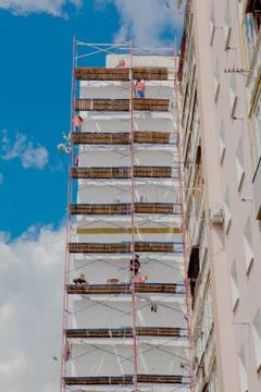 Scaffolding on a multistory building. Warming of the outer wall panel. A work Foto stock