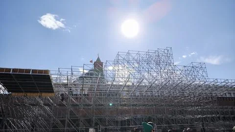 Scaffolding structures set up in a public square for an event 库存照片