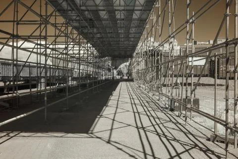 Scaffolding by a walk path. Foto stock