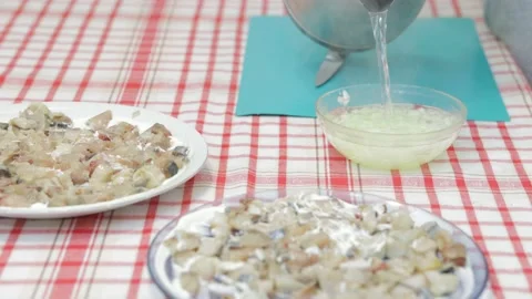 Scald the onion with boiling water to remove the smell and prepare a salad of Vídeo Stock 168376418