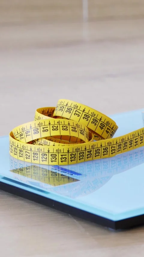 Scale and measuring tape thrown Vídeos de archivo 335240936